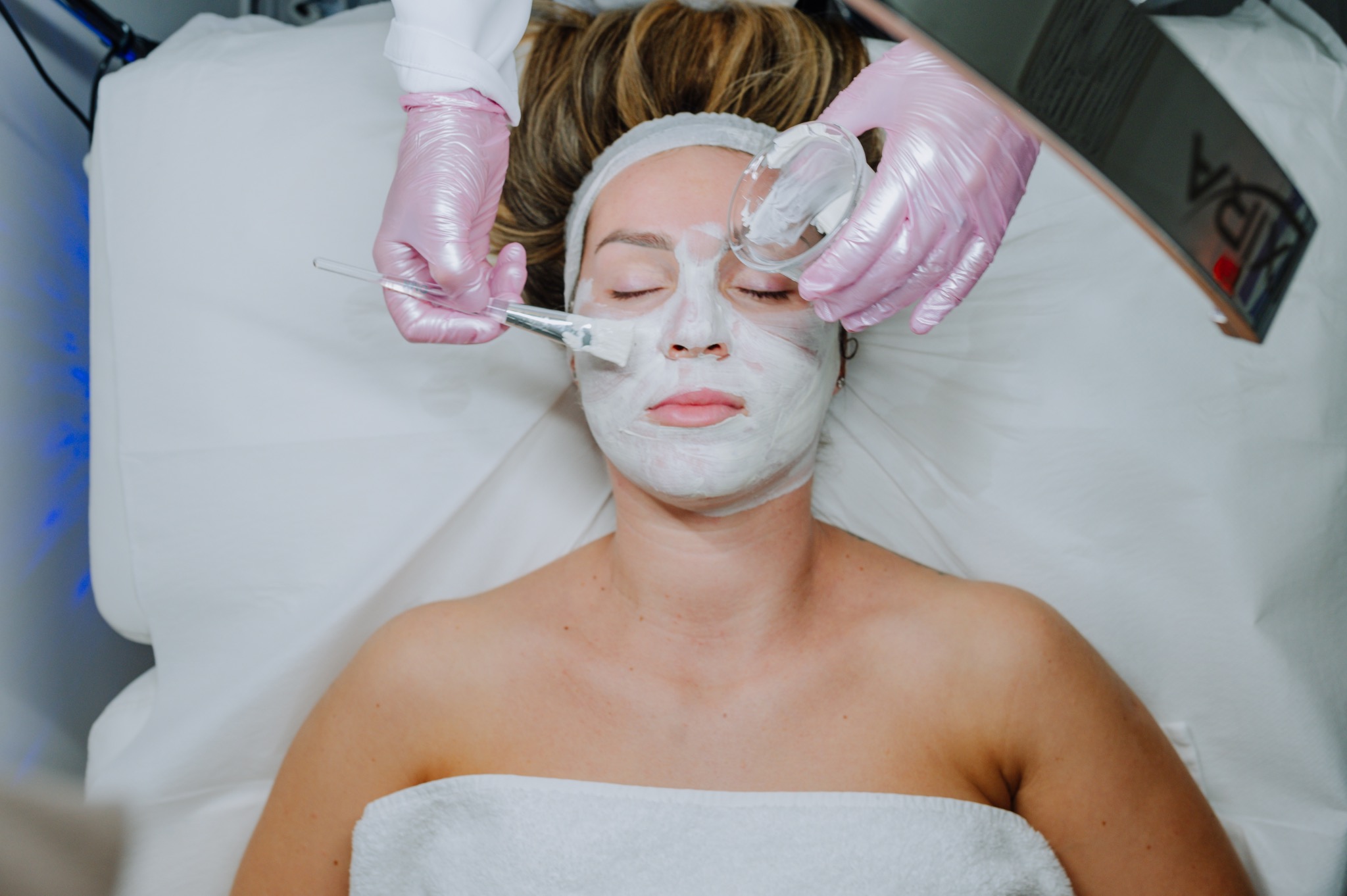 Applicazione di una maschera viso
